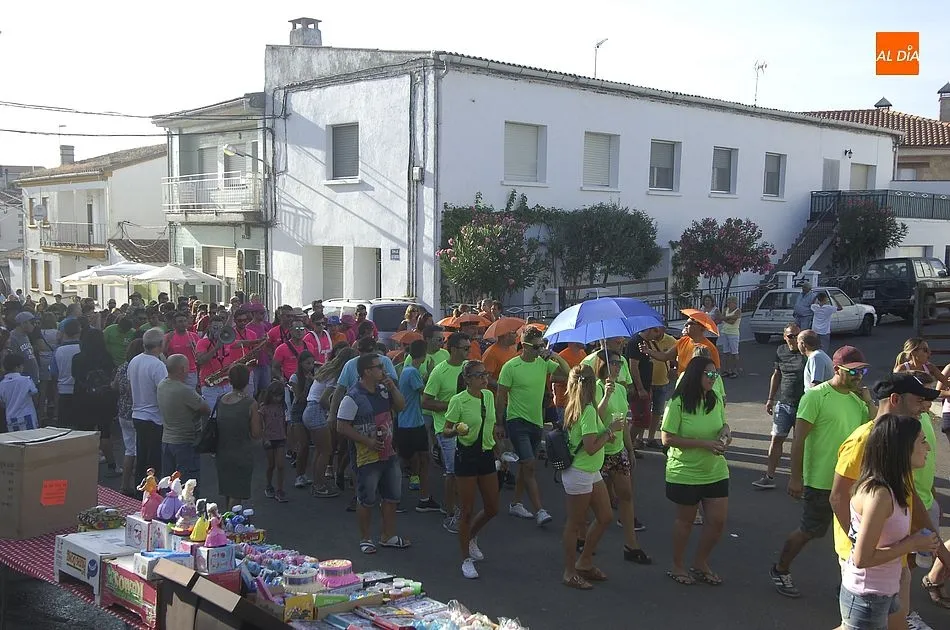 Foto 8 - &lsquo;S&aacute;lvase qui&eacute;n beba&rsquo; pronuncia el preg&oacute;n de Villar de Ciervo ante el resto de pe&ntilde;as  