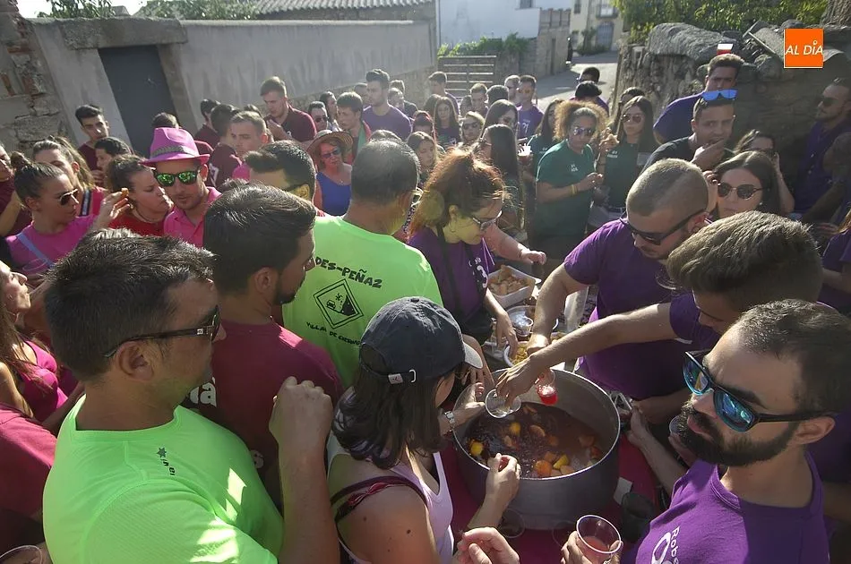 Foto 10 - &lsquo;S&aacute;lvase qui&eacute;n beba&rsquo; pronuncia el preg&oacute;n de Villar de Ciervo ante el resto de pe&ntilde;as  