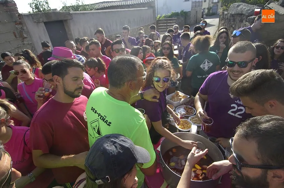 Foto 11 - &lsquo;S&aacute;lvase qui&eacute;n beba&rsquo; pronuncia el preg&oacute;n de Villar de Ciervo ante el resto de pe&ntilde;as  