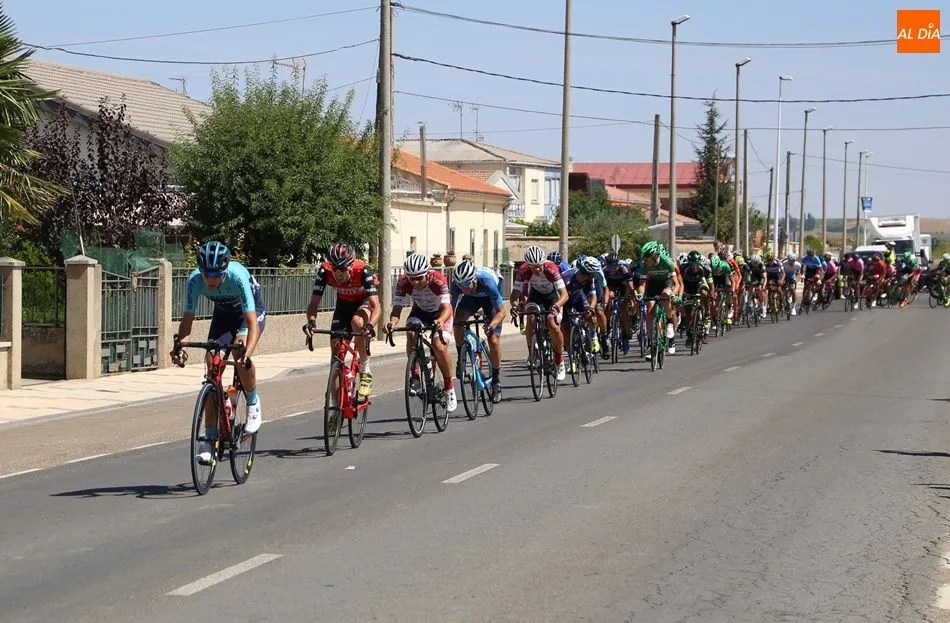 Pelotón a su paso por Babilafuente
