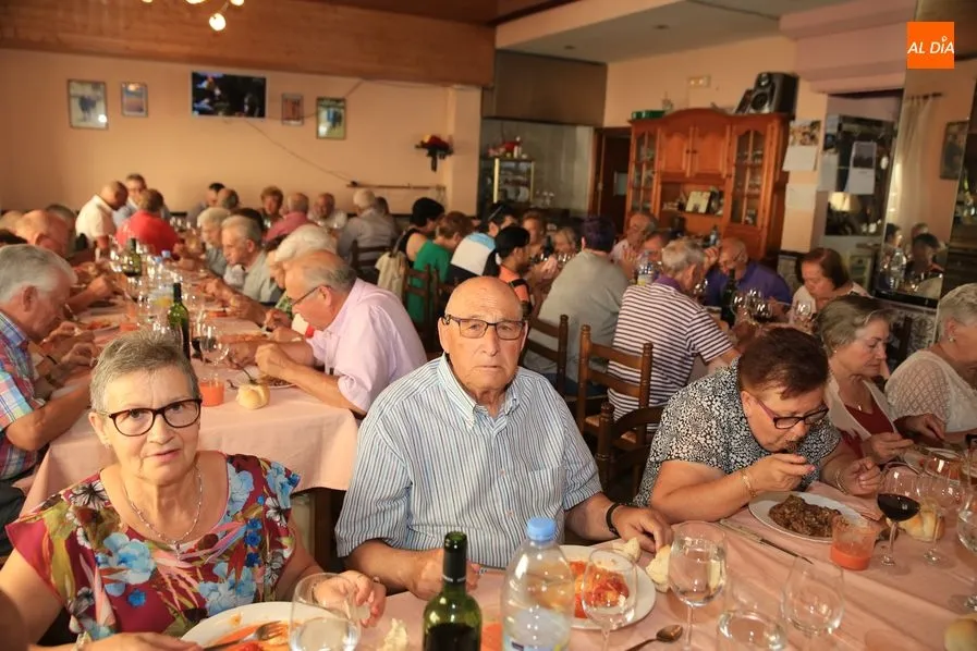 Foto 6 - La&nbsp;Asociaci&oacute;n de Mayores &lsquo;La Amistad&rsquo;&nbsp;se re&uacute;ne en el Mes&oacute;n Oliva con motivo de su fiesta...