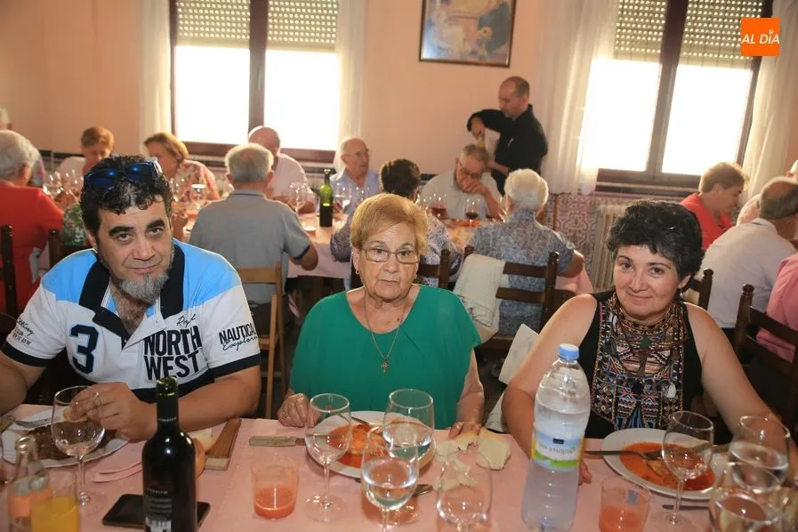 Foto 5 - La&nbsp;Asociaci&oacute;n de Mayores &lsquo;La Amistad&rsquo;&nbsp;se re&uacute;ne en el Mes&oacute;n Oliva con motivo de su fiesta...