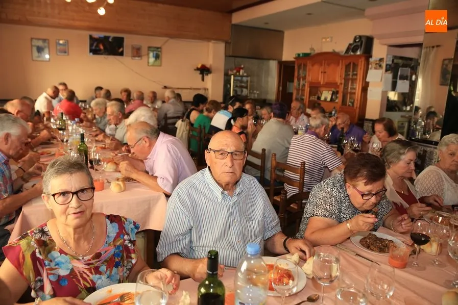 Foto 2 - La&nbsp;Asociaci&oacute;n de Mayores &lsquo;La Amistad&rsquo;&nbsp;se re&uacute;ne en el Mes&oacute;n Oliva con motivo de su fiesta...