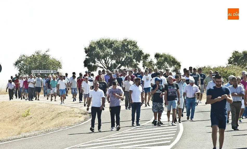 Foto 2 - Los caballistas arropan a la perfecci&oacute;n a la manada en el tercer encierro de Fuenteguinaldo  