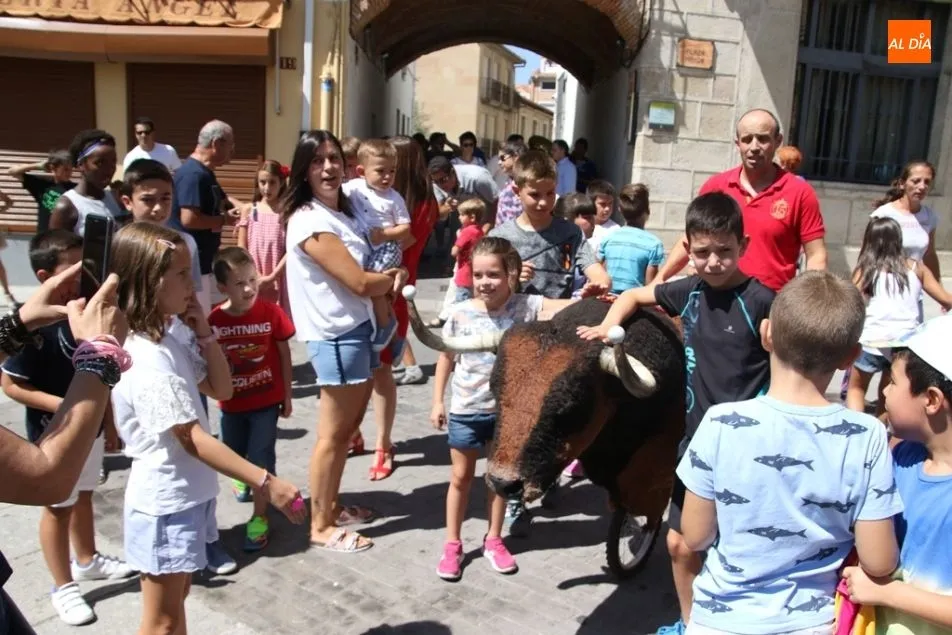 Foto 3 - Cabezudos y carretones taurinos hacen las delicias de los m&aacute;s peque&ntilde;os