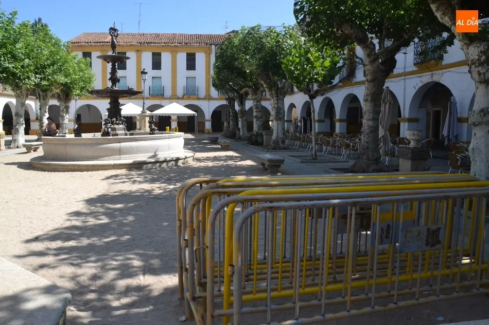 Unas vallas, unas carpas y un urinario, tímidos recuerdos del Divierteatro  