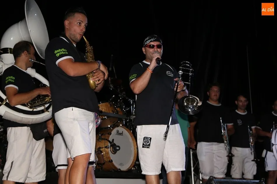 Foto 11 - Explosi&oacute;n festiva en El Pedroso de la Armu&ntilde;a
