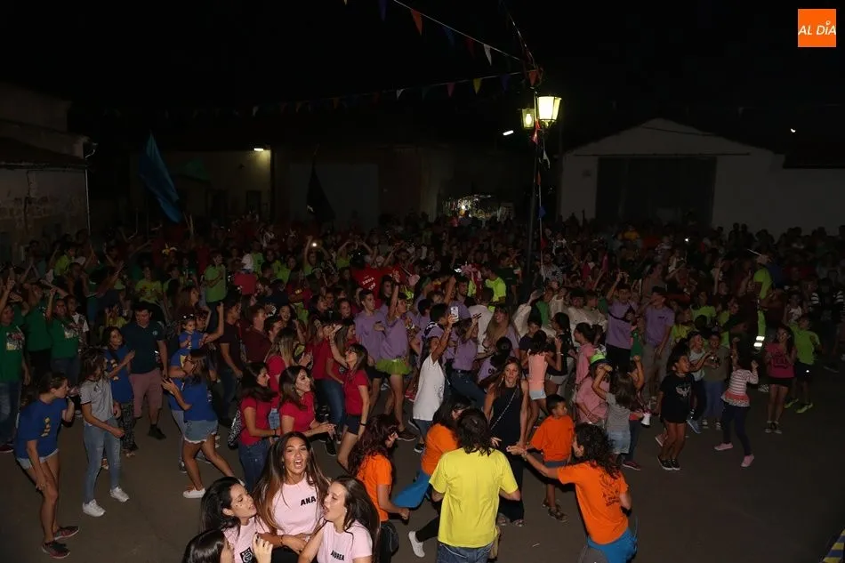 Foto 10 - Explosi&oacute;n festiva en El Pedroso de la Armu&ntilde;a
