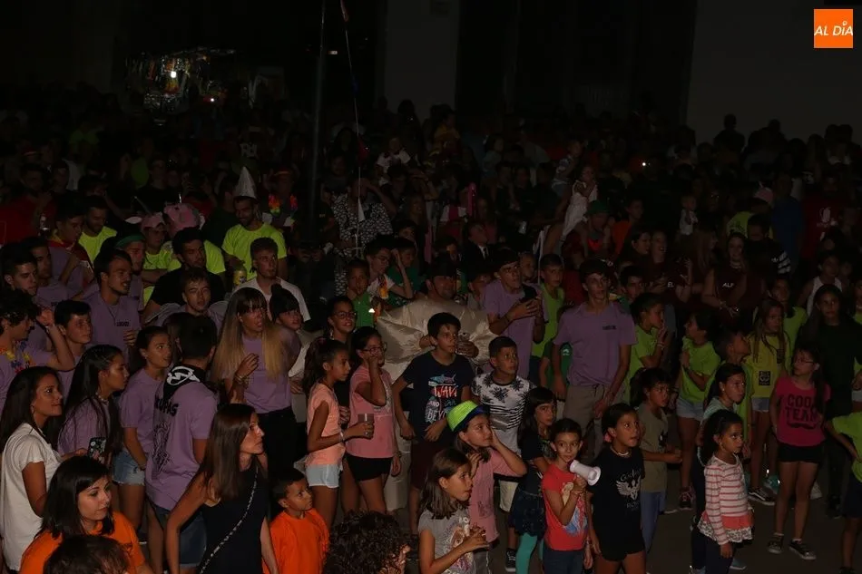 Foto 9 - Explosi&oacute;n festiva en El Pedroso de la Armu&ntilde;a