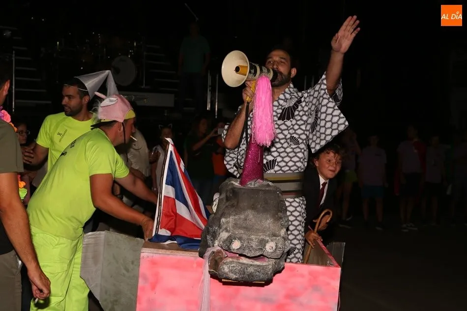 Foto 8 - Explosi&oacute;n festiva en El Pedroso de la Armu&ntilde;a
