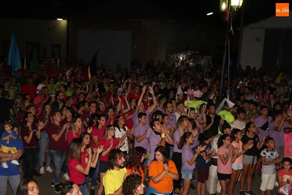 Foto 7 - Explosi&oacute;n festiva en El Pedroso de la Armu&ntilde;a
