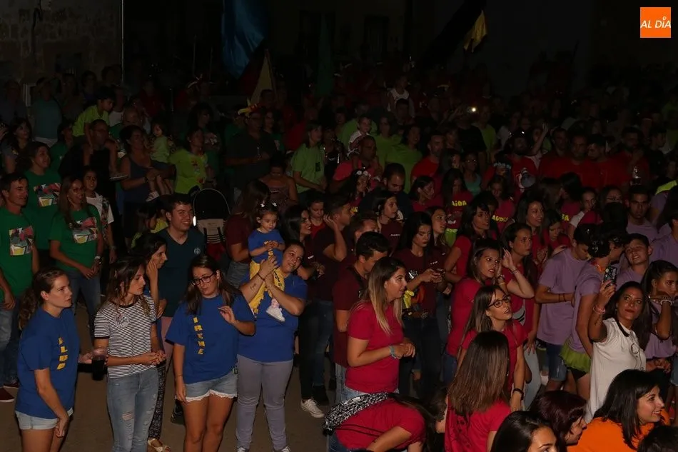 Foto 6 - Explosi&oacute;n festiva en El Pedroso de la Armu&ntilde;a