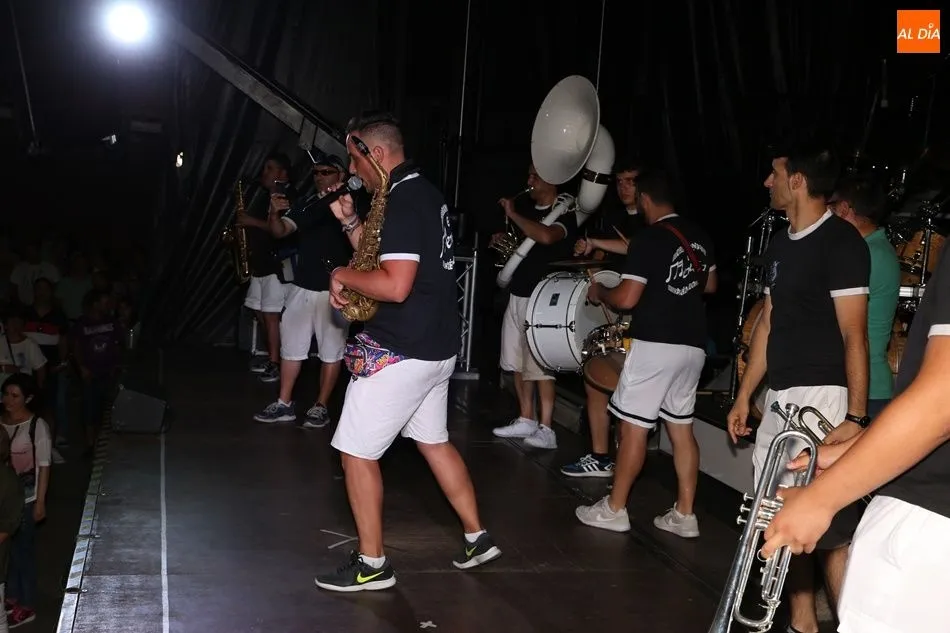 Foto 5 - Explosi&oacute;n festiva en El Pedroso de la Armu&ntilde;a