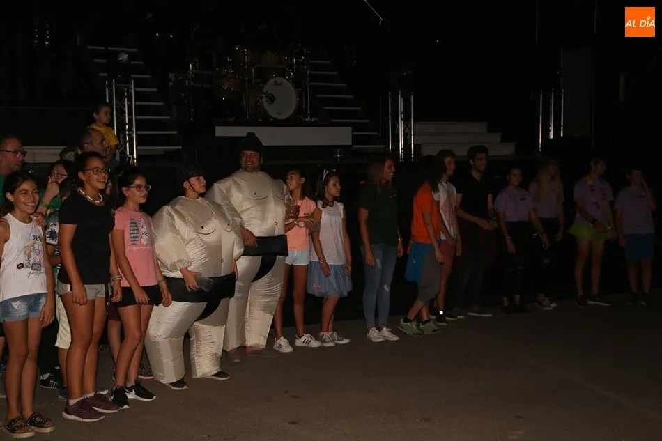 Foto 4 - Explosi&oacute;n festiva en El Pedroso de la Armu&ntilde;a