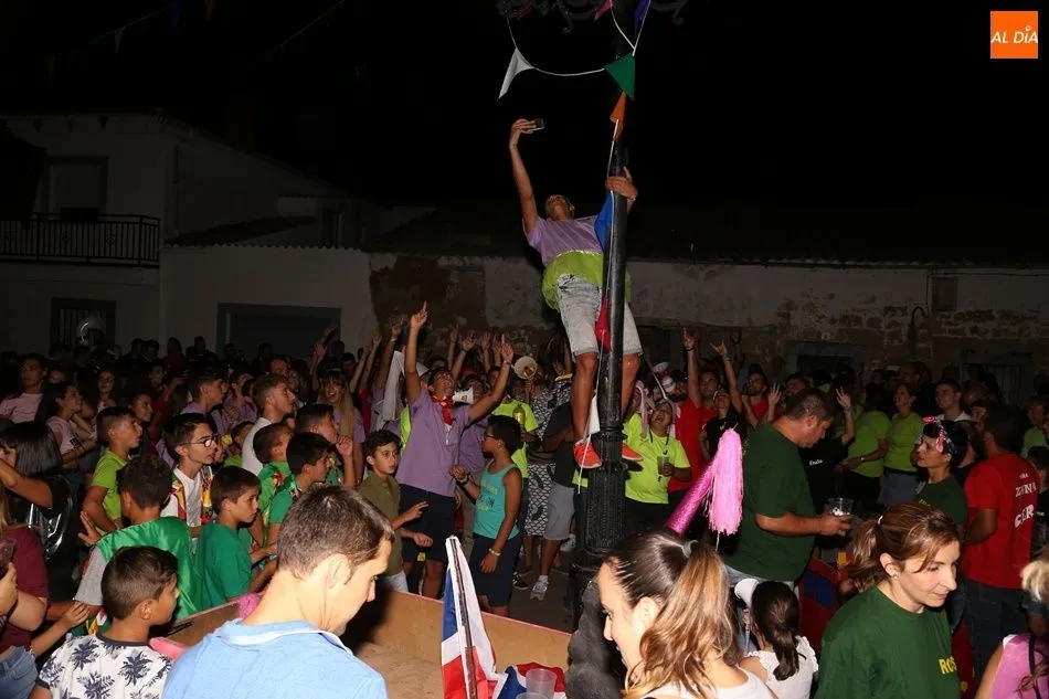 Foto 3 - Explosi&oacute;n festiva en El Pedroso de la Armu&ntilde;a