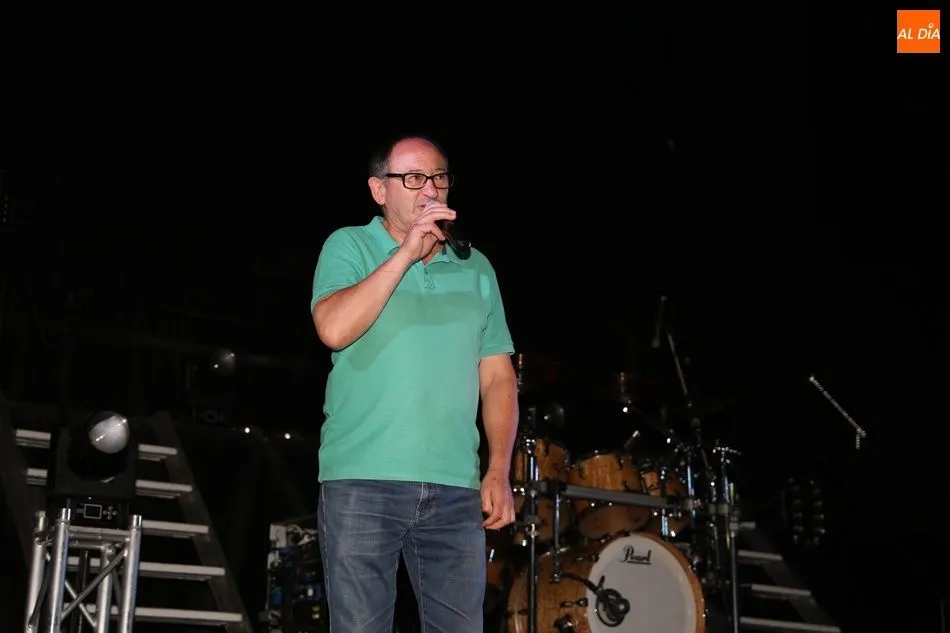 Foto 2 - Explosi&oacute;n festiva en El Pedroso de la Armu&ntilde;a