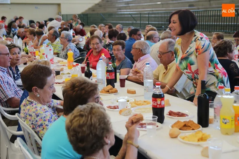 Foto 9 - M&uacute;sica, cuentacuentos y los mayores: protagonistas de un domingo de con gran ambiente ferias