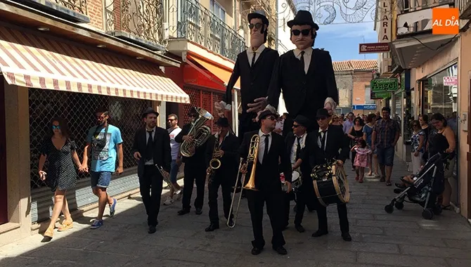 Foto 4 - M&uacute;sica, cuentacuentos y los mayores: protagonistas de un domingo de con gran ambiente ferias