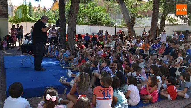 Foto 3 - M&uacute;sica, cuentacuentos y los mayores: protagonistas de un domingo de con gran ambiente ferias