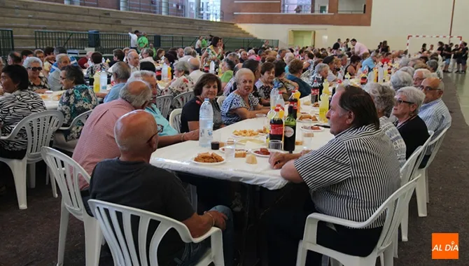 Cerca de 300 mayores han participado en la merienda de hermandad de las Ferias y Fiestas