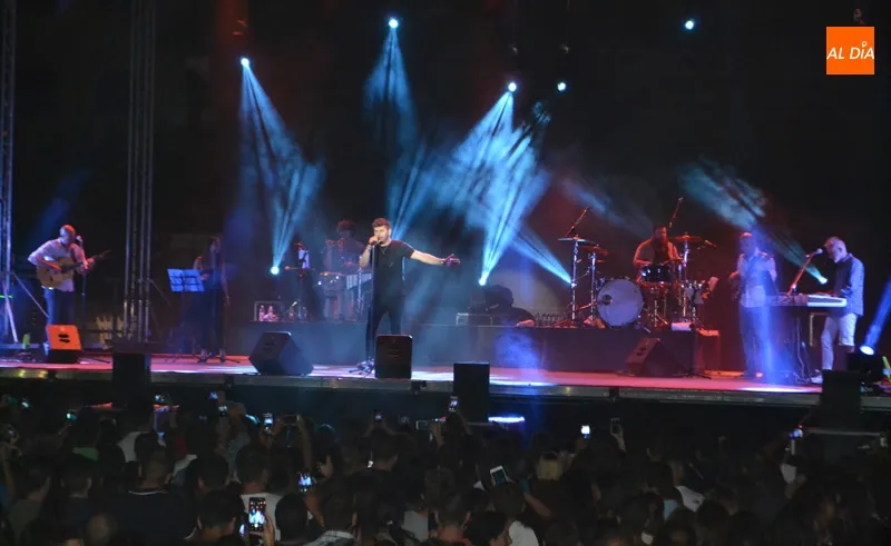 Foto 2 - Cerca de 2000 personas se suben al &lsquo;barquito de papel&rsquo; de Demarco Flamenco en Pe&ntilde;aranda  