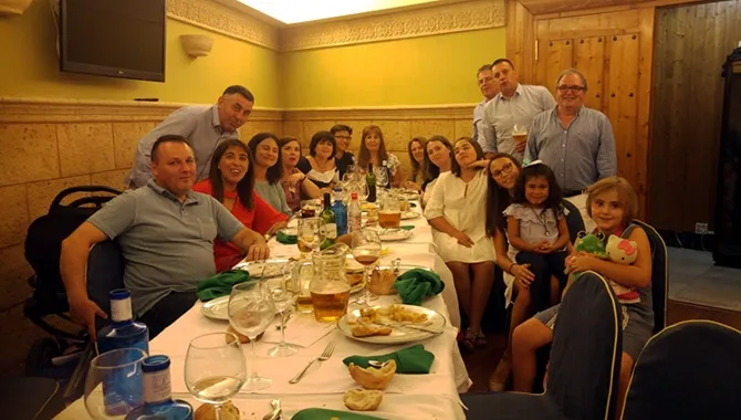 La familia Sánchez organizaba una original reunión de primos en el restaurante El Oso y el Madroño