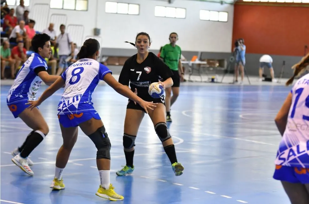 Acción del juego entre una jugador del Aula y del Cleba