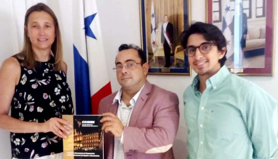 Christine Brostella , agregada de la  Embajada de Panamá en España; Antonio Malmierca, presidente de Coseibe y concejal del Ayuntamiento de Villares de la Reina; y Celso José Córdoba, agregado de la  Embajada de Panamá en España en la  presentación del Co
