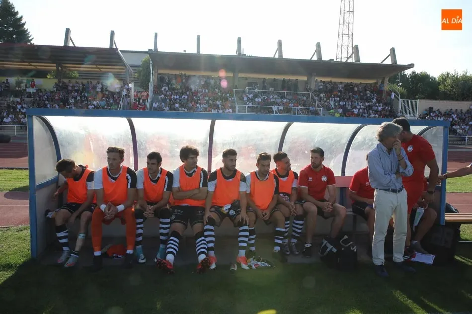Banquillo de Unionistas en el partido frente al Pontevedra