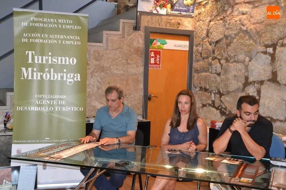 Foto 6 - Turismo Mir&oacute;briga crea dos folletos para cubrir carencias detectadas en las oficinas  