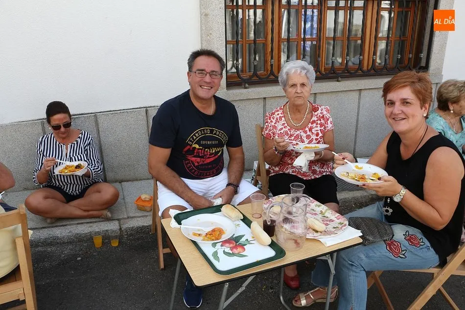 Foto 11 - M&aacute;s de 600 raciones de paella para seguir con los festejos