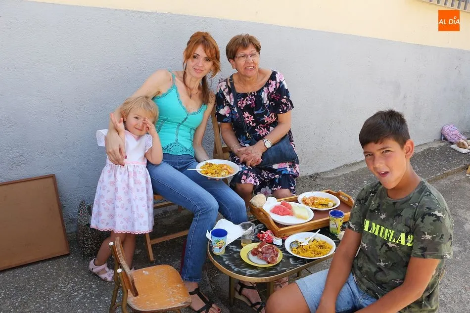 Foto 9 - M&aacute;s de 600 raciones de paella para seguir con los festejos