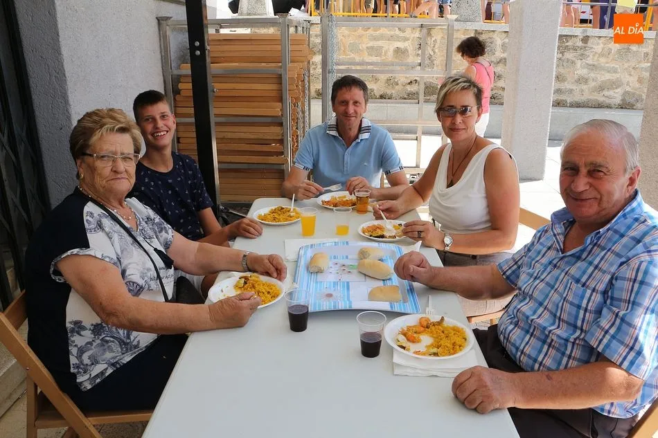 Foto 6 - M&aacute;s de 600 raciones de paella para seguir con los festejos