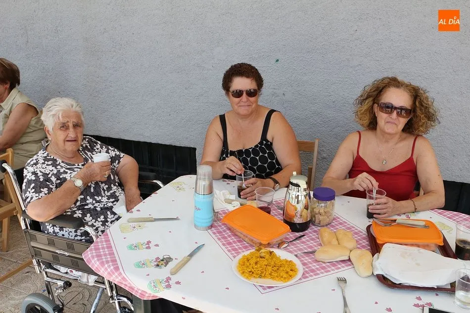 Foto 4 - M&aacute;s de 600 raciones de paella para seguir con los festejos