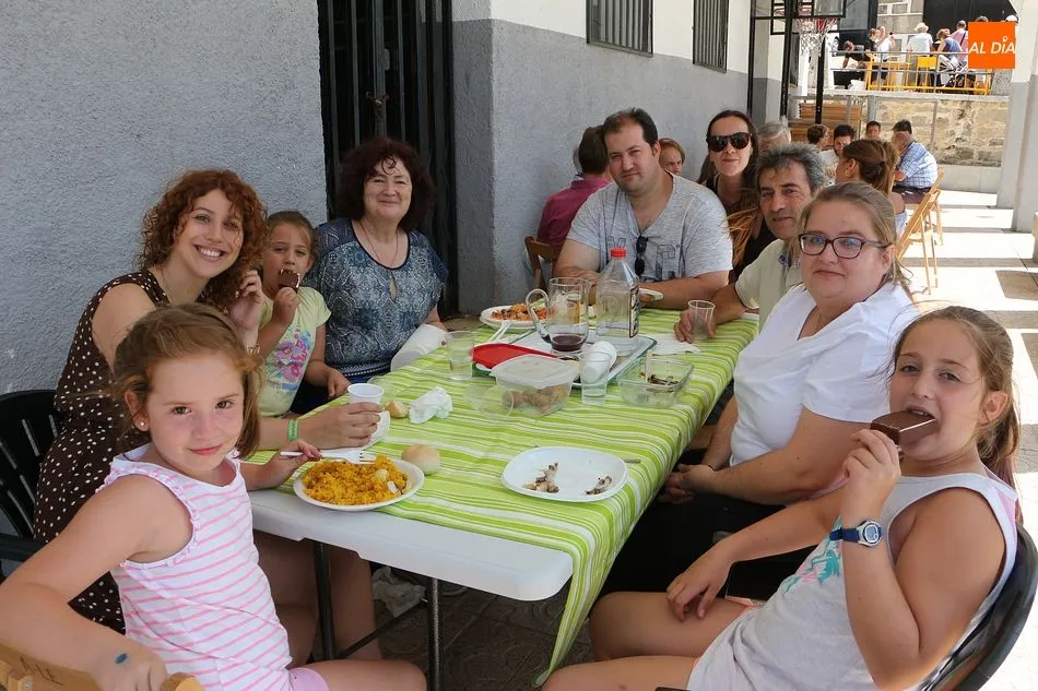 Foto 3 - M&aacute;s de 600 raciones de paella para seguir con los festejos