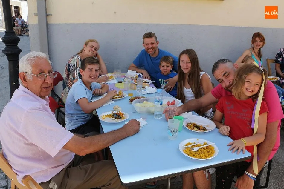 Foto 2 - M&aacute;s de 600 raciones de paella para seguir con los festejos