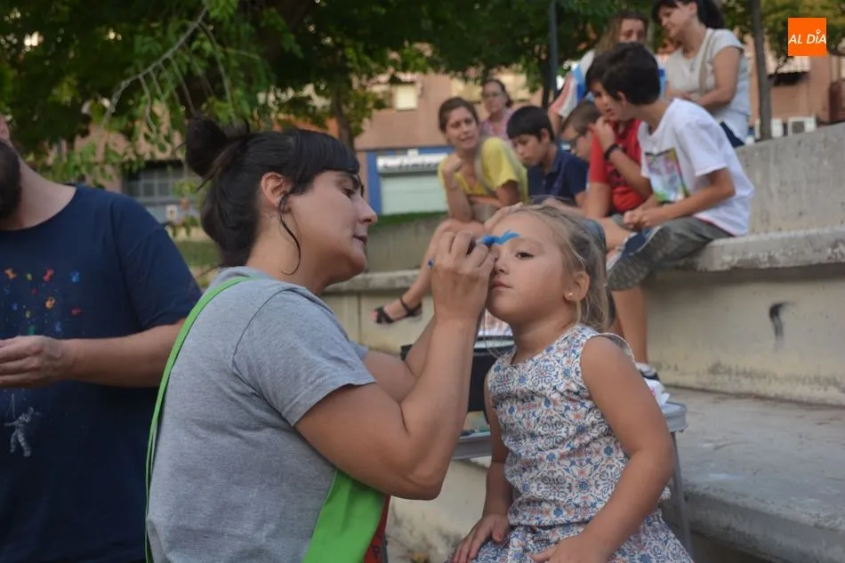 Los niños esperaron ansiosos su turno para lograr la decoración de la cara