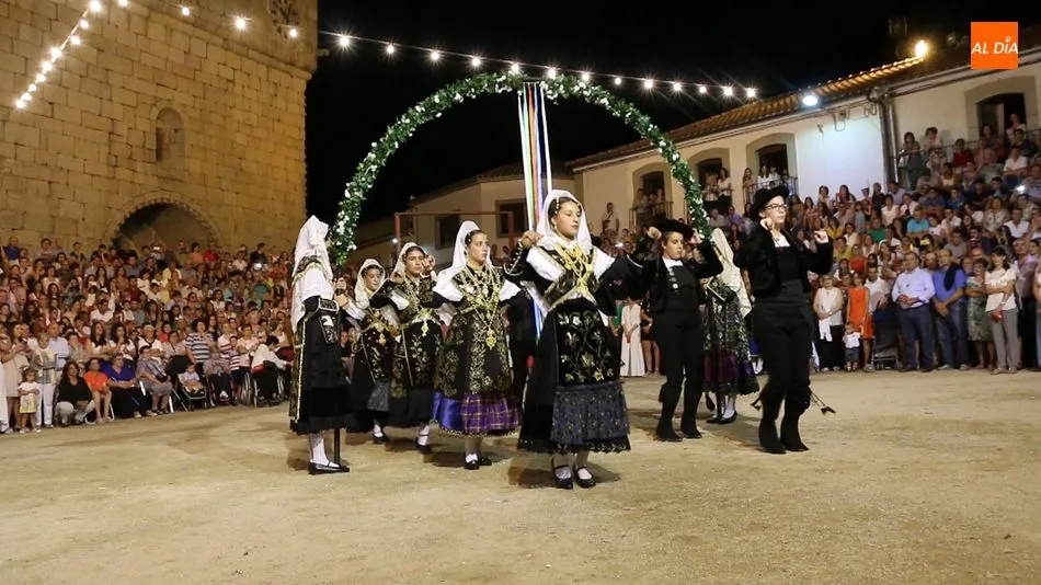 El grupo local del cordón interpretó esta danza en homenaje a la Virgen de Caballeros / CORRAL Y MARIBEL SÁNCHEZ
