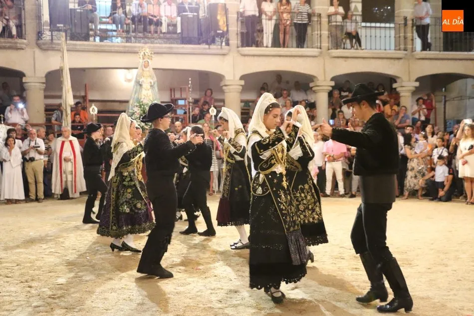Foto 4 - Villavieja se entrega a la Virgen de Caballeros  