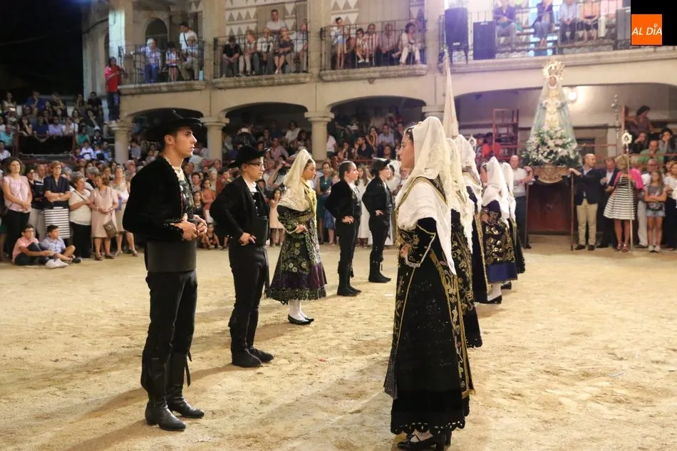 Foto 2 - Villavieja se entrega a la Virgen de Caballeros  