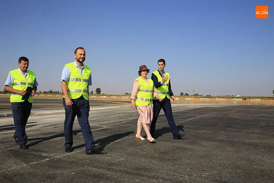 La subdelegada del Gobierno, junto al director del aeropuerto y el coronel de la base aérea, durante su visita a las obras. Fotos: Alberto Martín