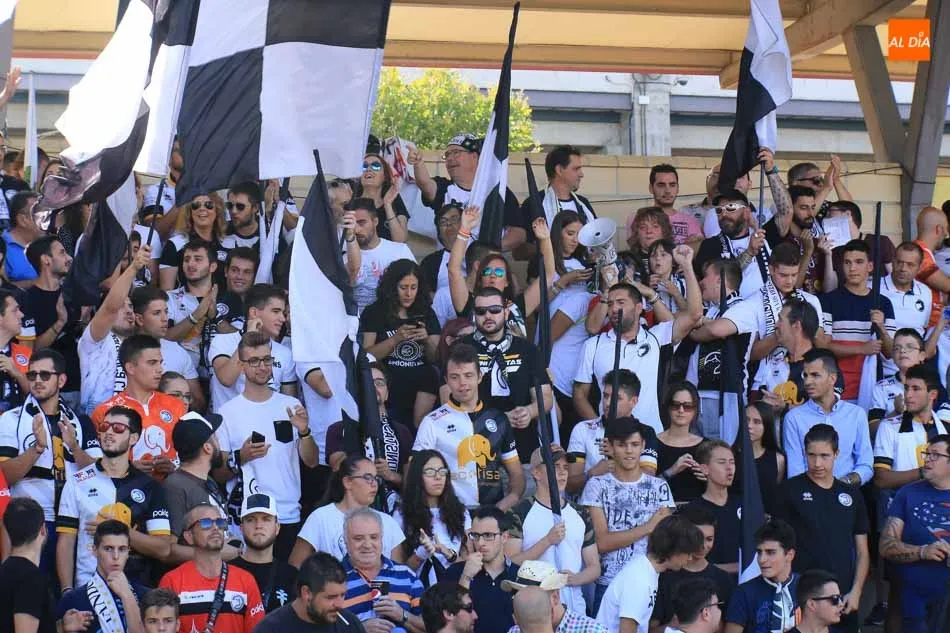 Afición de Unionistas en el partido frente al Pontevedra
