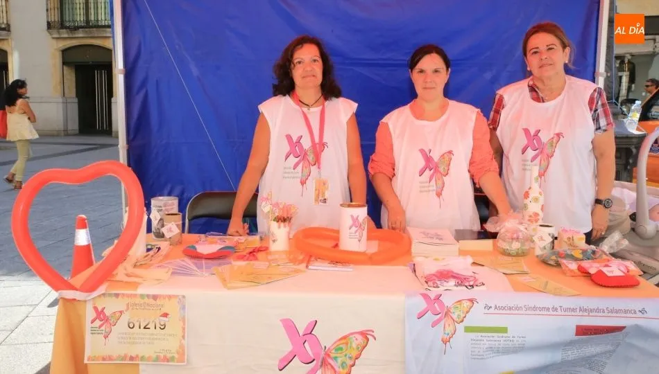 Voluntarias de la Asociación Síndrome de Turner Alejandra Salamanca en la plaza del Liceo. Foto de Alberto Martín