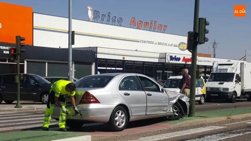 Foto 2 - Accidente de tr&aacute;fico, sin heridos, en el pol&iacute;gono de los Villares