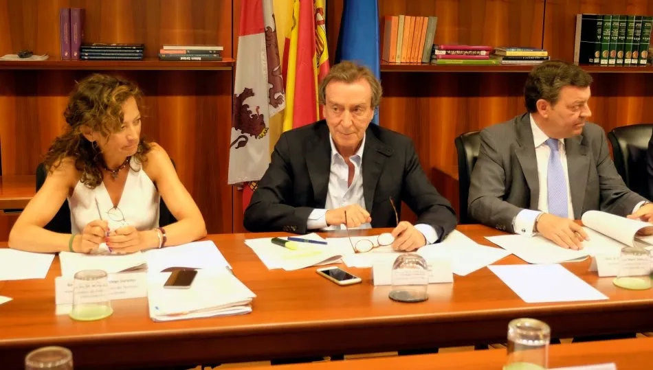 El vicepresidente y consejero de la Presidencia, José Antonio de Santiago-Juárez, ha presidido esta mañana la reunión del Consejo de Cooperación Local