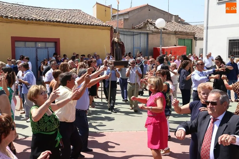 Los vecinos bailan en la Plaza Mayor ante el santo