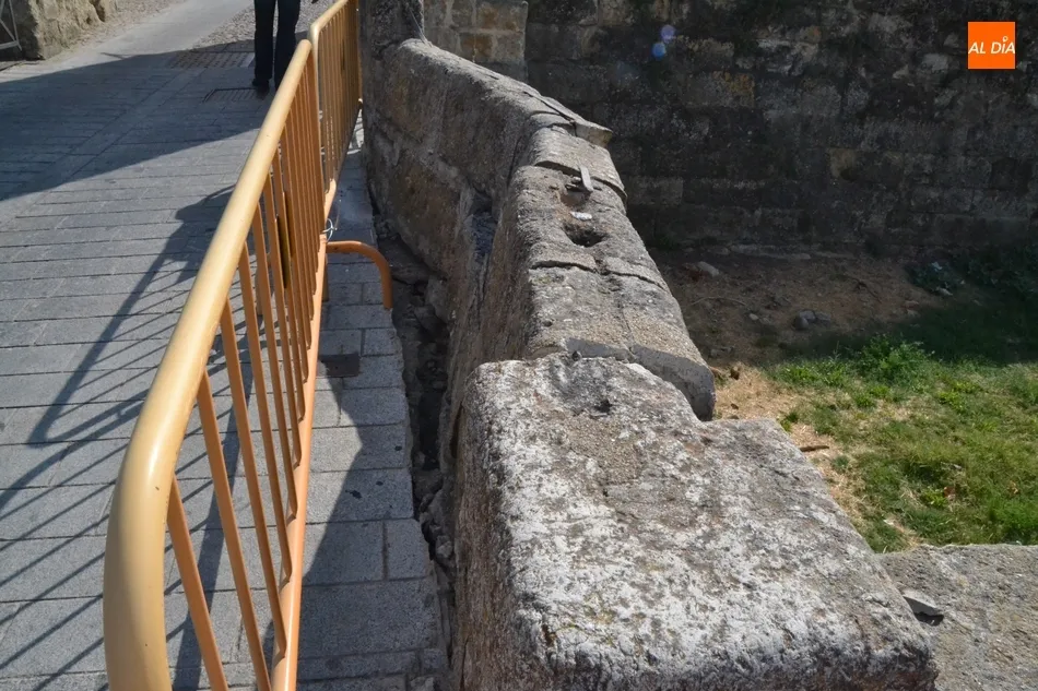 El arreglo del pretil de la entrada al Registro golpeado por un vehículo será inminente  