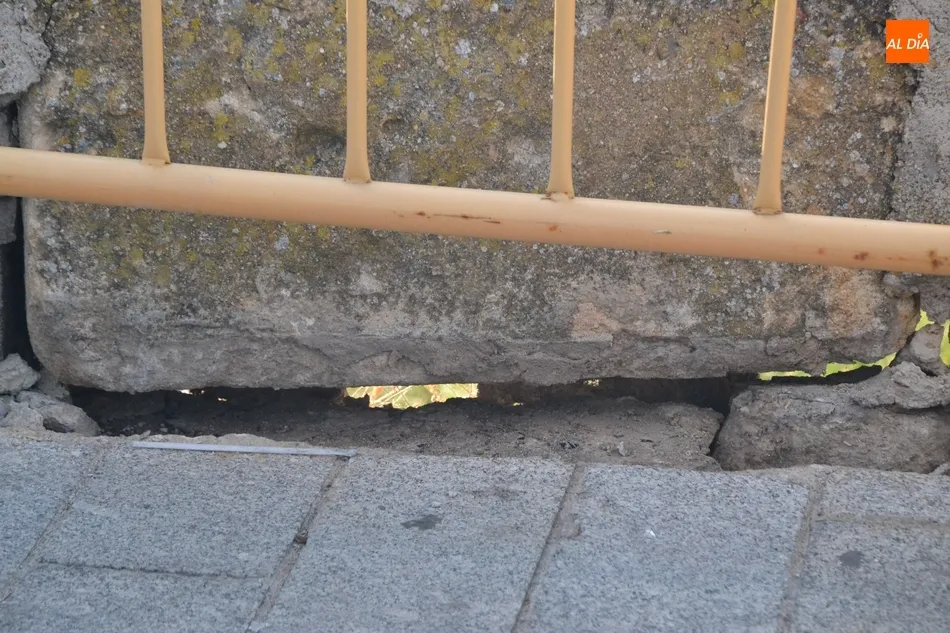 Foto 5 - El arreglo del pretil de la entrada al Registro golpeado por un veh&iacute;culo ser&aacute; inminente  