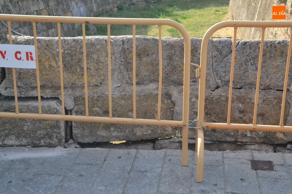 Foto 4 - El arreglo del pretil de la entrada al Registro golpeado por un veh&iacute;culo ser&aacute; inminente  