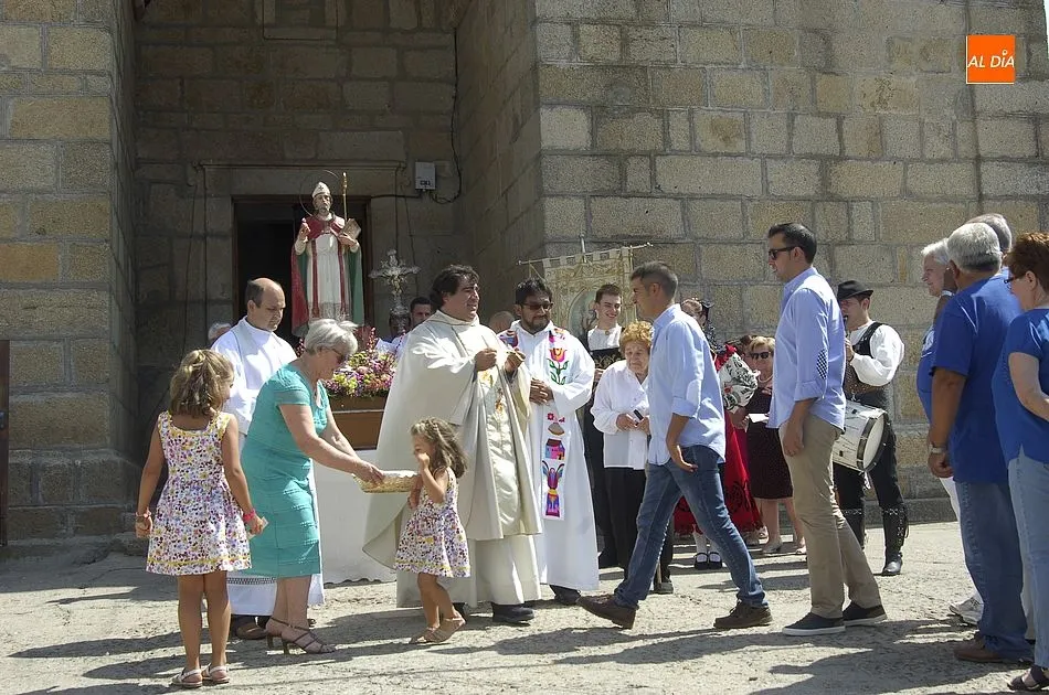 Foto 3 - Villar de Ciervo procesiona a su patr&oacute;n  